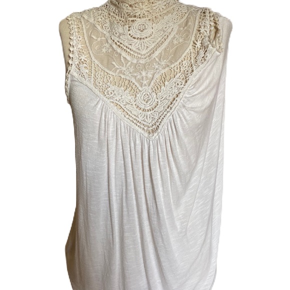 Bobeau sleeveless off white shirt with lace top - Picture 1 of 6